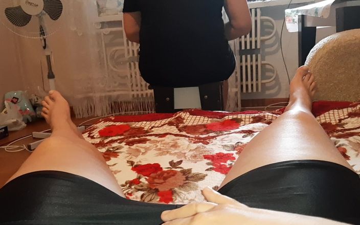 Lesbian-illusion: Поки мій сусід сидить на стільці і грає по телефону, я мастурбую і кінчаю - lesbian-illusion