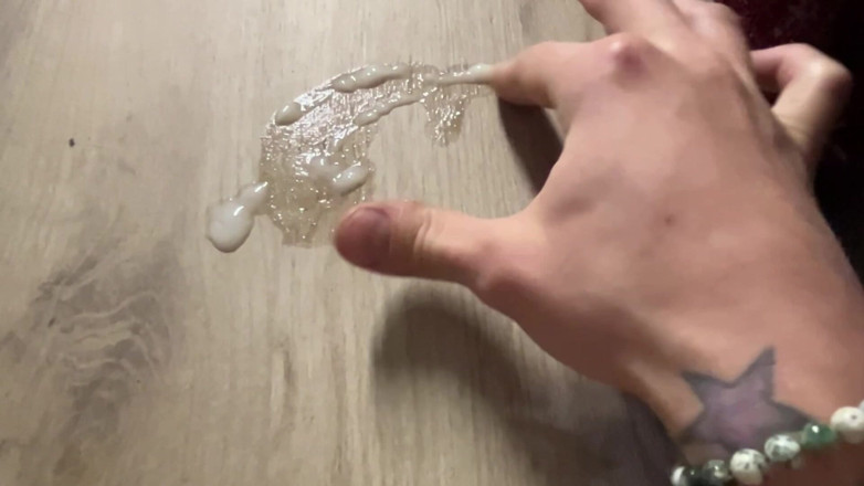 MaxHotty: Mâna de dimineață și sperma pe masă