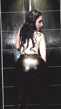 Milf tatuada provoca sus curvas en cuero mojado