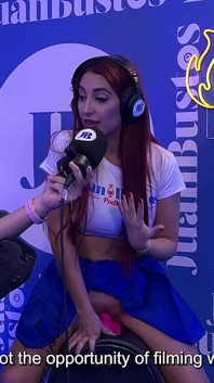 Jessica Sodi ejaculează în timp ce își spune fanteziile pe o mașină de vibrator