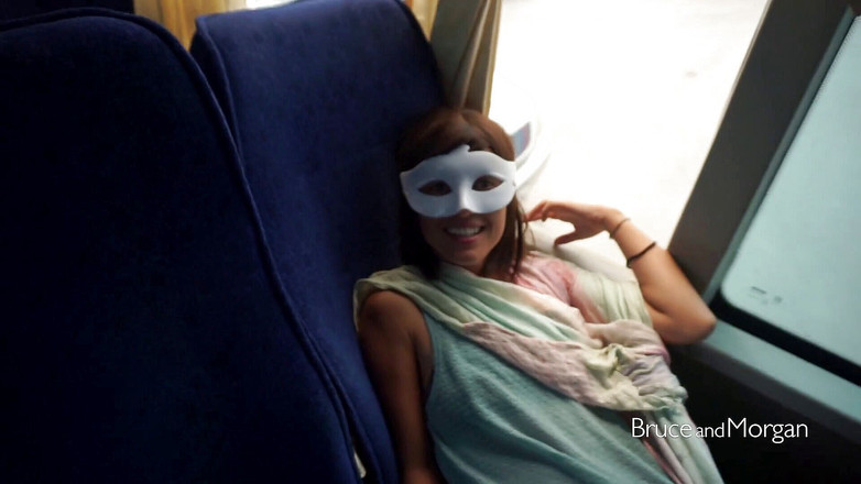 Bruce-and-Morgan: Bere piscio e pompino in autobus