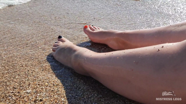 Mistress Legs: maalkin garmiyon ke samudr tat par nange pair pair