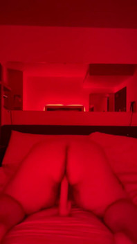 Bella donna MILF cavalca dildo