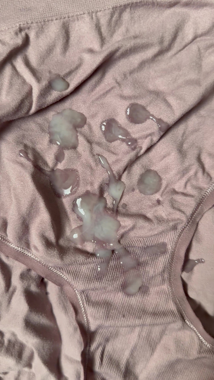 CumDaily: Vyvrcholení na kalhotky manželky 8