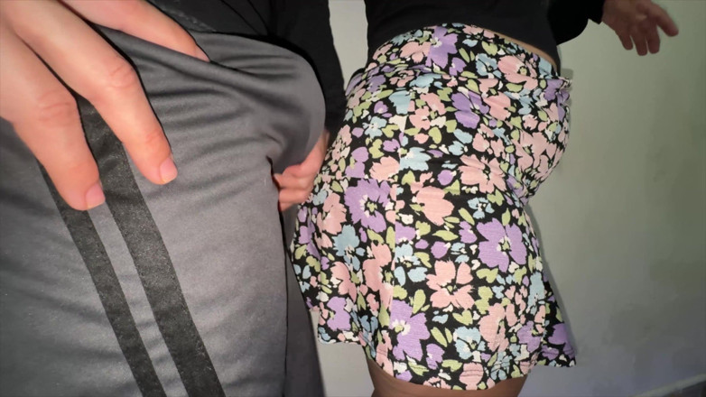 CoupleOfHotSins: 彼女は大きな勃起した見知らぬ人のペニスを掴みます。