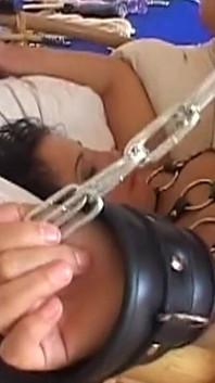 딥쓰롯과 하드코어 섹스를 즐기는 미시 갈색 머리 밀프