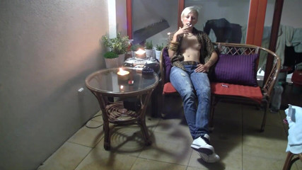 Facial flavor: Rubia sexy se sienta y fuma un cigarrillo en una...