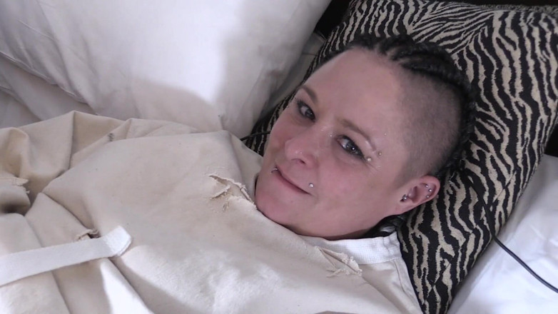 Cheyenne Rose 80: Devon ha Cheyenne in una giacca di forza