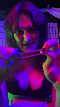 Nouveau, une bite sonne sur une trans à grosse bite