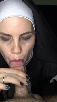 Une belle nonne possédée suce et baise