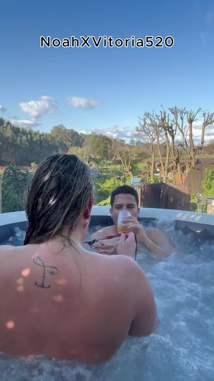 Vitoria Coronado: Sesso All'aperto Con Una MILF Bionda Calda in Una Vasca...