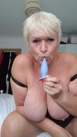 Uk Joolz: Juguete juega en casa en webcam