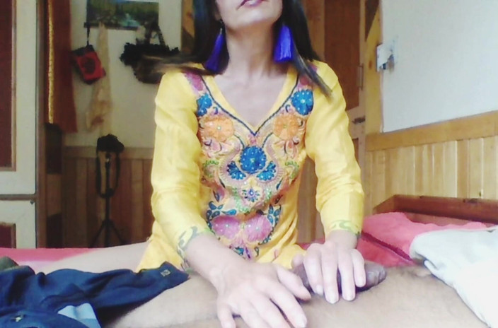 Bolly Karma: Sexy milf adventure fantazie kolem přírodního BBC