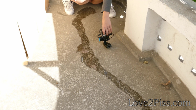 Love 2 Piss: Wanhopig sexy meisje met volle blaas plassen op balkon