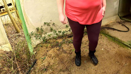 Bouncy Tits Action: 在建筑工地大声拍打奶子