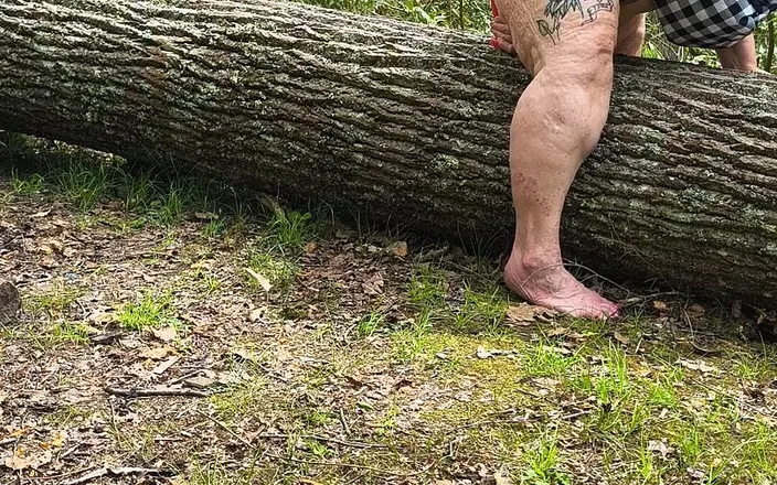 HerculesnVENUS: Pussy Pleasing Tree Log Squirting Fat Hog