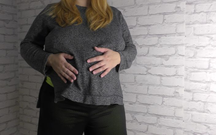 Milky Mari Exclusive: Gravid fru som visar sin stora gravida mage och ammande...