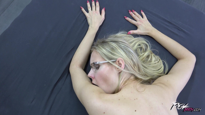 POV Bitch: Blonďatá holka s falešnými kozami dostane creampie během vášnivého pov...