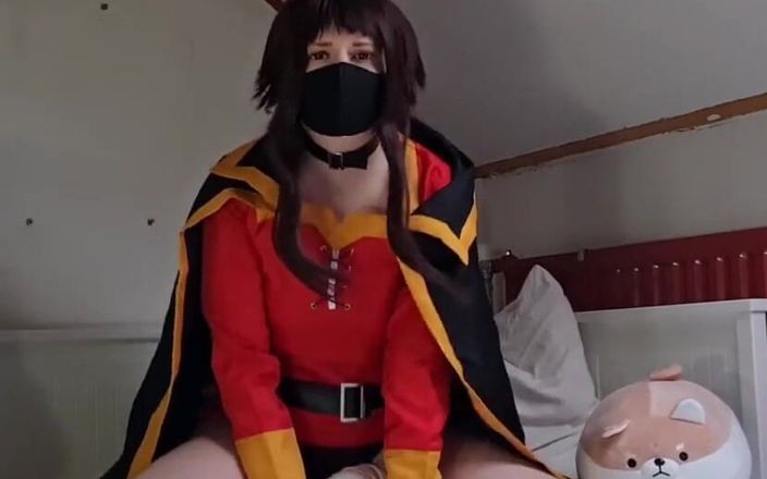 kyu_misa: Megumin đi cho một quickie trong khi ôm gối