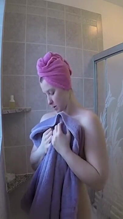Sunny Lane: Sexy sunny Lane si bagna sotto la doccia!