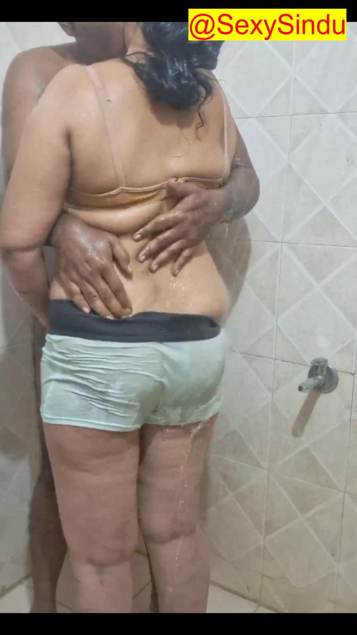 Sexy sindu: Pareja caliente bañándose besos