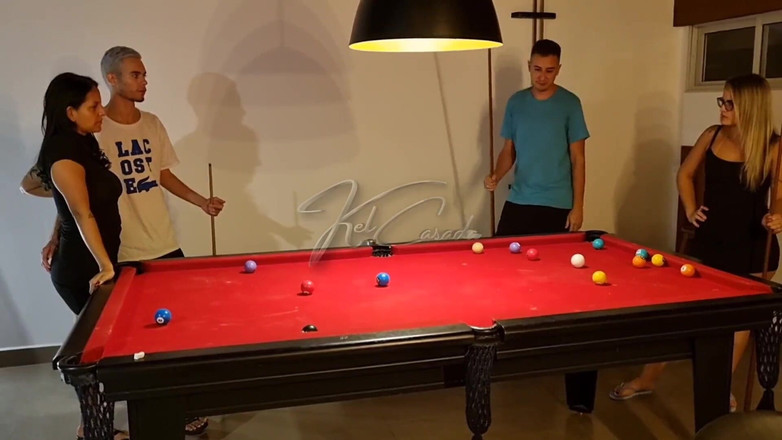 Kel Abate: セクシーな女の子たちはビリヤードの遊び方を学びたくて、結局ペニスを手に入れました