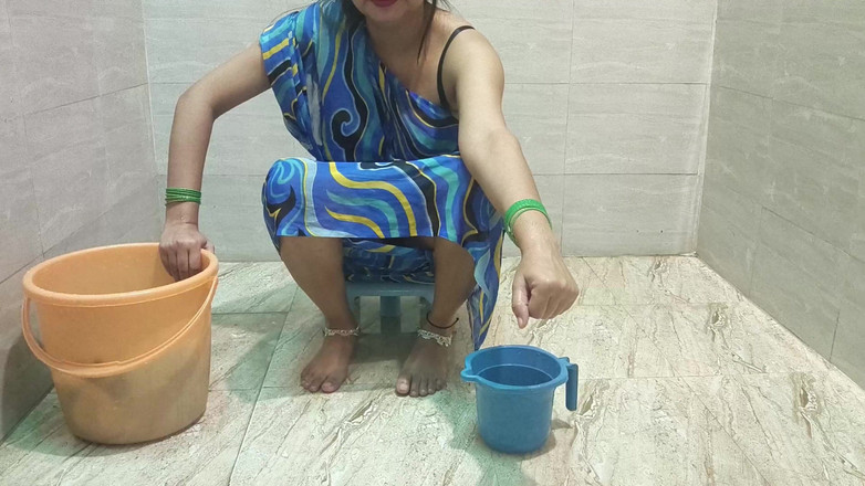 Saarabhabhi6: La matrigna lascia che il figliastro la scopi mentre pulisce...