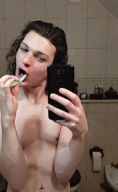 Medi Voi: Čistím si zuby.