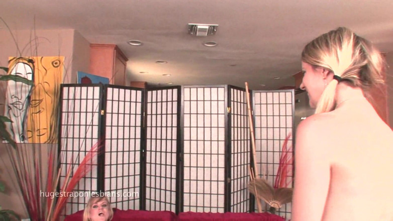 Huge strapon lesbians: Tyla y Anita