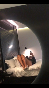 是的，我一直穿着豪华内衣、漂亮的高跟鞋和皮夹克在高级酒店周围休息