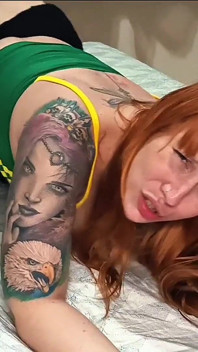 Какой потрясающий зад! Горячая бразильская девушка дала себе задницу и киску