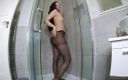 Faye Taylor: Sexy ducha y pantimedias mojando