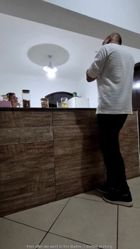 Traindo o marido com um estranho no bar, mas apenas anal.
