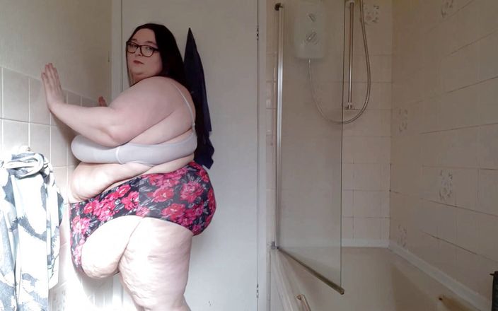 SSBBW Lady Brads: Mostrando esta figura masiva