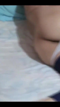 Una 58enne molto eccitata latina apre il suo bel culo per essere scopata, geme per un grosso cazzo duro dentro il suo culo succoso