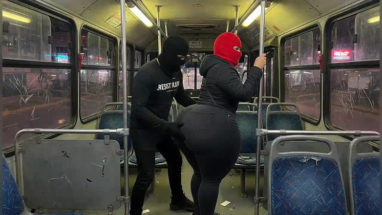 Animate golden: Fată cu curul mare în colanți roz în autobuz, la tanga roz