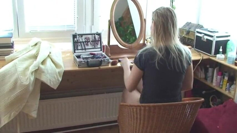 Femdom Austria: Svuota il suo pereo nonna durante la doccia