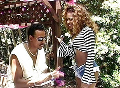 Analiscius: Ebenová kráska dostane anální bušení venku