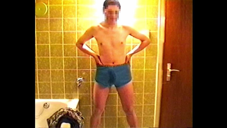 Mark Hannes: Pișare erectă a penisului și masturbare cu cameră Hi8