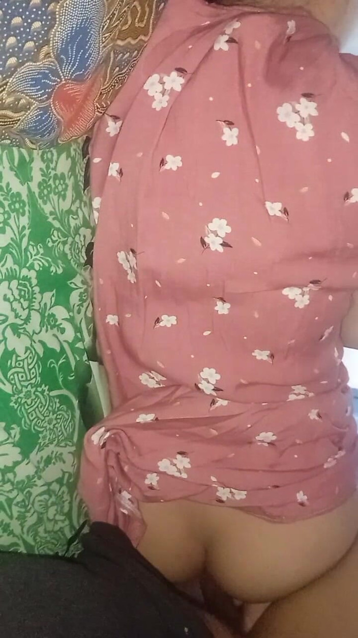 Famly sex: phir bhi junooni aahon ke saath sautele bhaee ki choot...