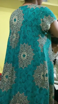 Une jolie belle-sœur indienne flirte avec son beau-frère et lui montre son amour pour avoir sa bite dans la chatte, audio en hindi, vidéo complète