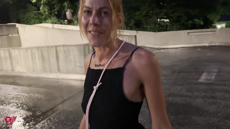Miley Weasel: Sarışın orospu folk festivalinde çekildi ve yağmurda sevişti!!