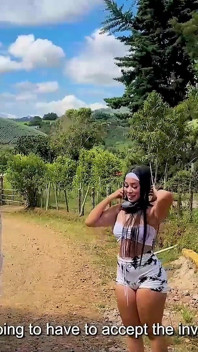 Brunetka je zvednuta a šukána v autě obrovským penisem cizího člověka