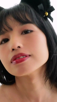 Piccola ragazza coreana prende in giro con il suo piccolo corpo prima di prendere il primo bianco
