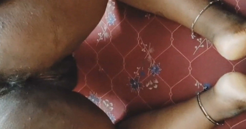 Kavitha_Vintho_: Indische Desi tante toont onze grote borsten en cumshot seks...