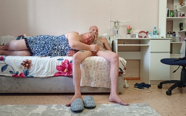 Zona901: Мачеха сосет член и получает сперму в ее глотку