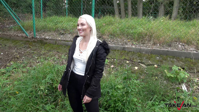 Take Van: 흑인 대물 자지에게 따먹히는 금발