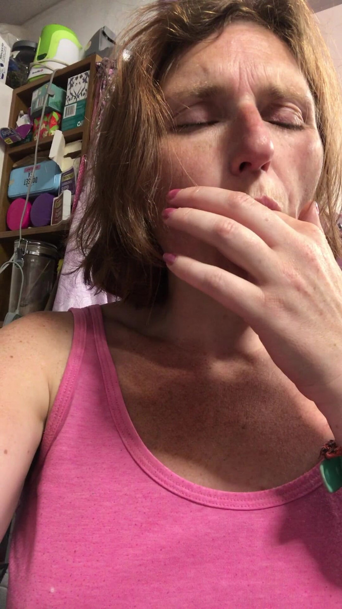 MistressWriggler: Impromptu honění v kuchyni nechává prsty macechy vonět absolutně kurva...