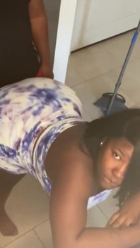 Gadis kulit hitam mendapat kue selama berhari-hari