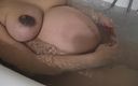 Souzan Halabi: Французская милфа с большими грудями принимает ванну во время беременности
